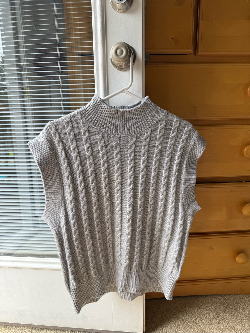 cupcakes & cashmere Light Gray Cable-Knit Sleeveless Mock Neck Sweater Vest